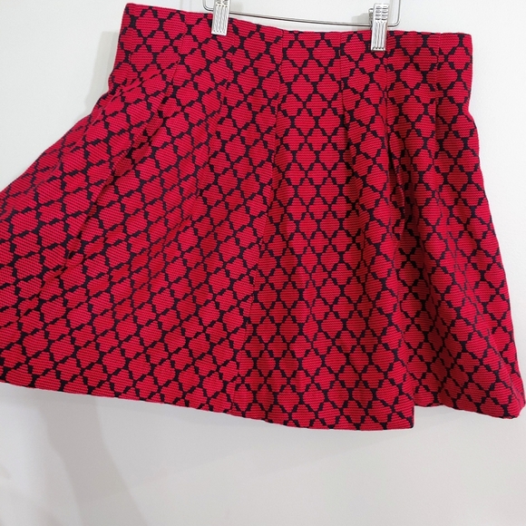 Red quadratic skirt - Picture 1 of 2